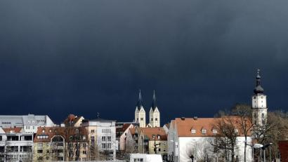 Archivbild: Samara Klier
Kurz vor Mittag verdunkelte Sturmtief "Sabine" erneut den Himmel über Weiden. Die Gewitterzelle kam von Tirschenreuth und sorgte für einige Einsätze.