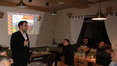 Bild: sck
JFW-Vorsitzender Stefan Kroher erläutert die Vorstellungen der Jungen Freien Wähler für die Entwicklung Auerbachs.