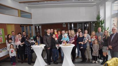 Bild: bkr
An neun Eltern und ihre Neugeborenen überreichte Zweiter Bürgermeister Josef Hecht (rechts) bei einem Empfang in der Schulaula unter anderem das Begrüßungsgeld der Gemeinde.