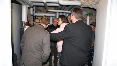 Bild: bjp
In Trabitz wird auch das Jugendhaus "Meierhof" durch das neue Nahwärmenetz beheizt. Die Heizungsanlage begutachten die Vorstands- und Aufsichtsratsmitglieder der "Bürger-Energie"-Genossenschaft gemeinsam mit Bürgermeisterin Carmen Pepiuk.