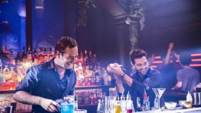 Bild: Warner Bros. Ent./dpa
Geschüttelt und gerührt: Frederick Lau (links) als Renzo und Elyas M'Barek als Milo in einer Szene des Films "Nightlife".