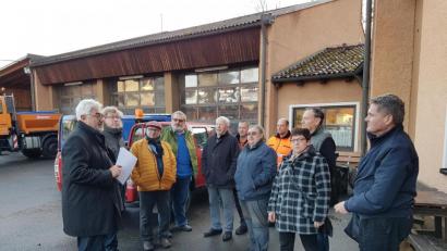 Bild: Stadt Neustadt/exb
Architekt Georg Binner (rechts) und Bürgermeister Ruppert Troppmann erläutern dem Bauausschuss die geplanten Arbeiten am Bauhof.