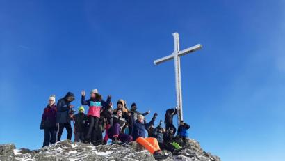 Bild: exb
Die Neustädter Realschüler stehen stolz am Gipfelkreuz des Arbers. Die Jugendlichen verbrachten dort drei auch körperlich anstrengende Wintersporttage.