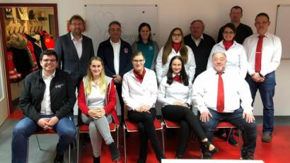 Bild: mde
Der Dank von BRK-Kreisgeschäftsführer Holger Schedl (vorne links), Wachleiter Mike Busch (hinten, Zweiter von rechts) und Bereitschaftsleiterin Kristina Konz (stehend, Dritte von rechts) galt vor allem den ehrenamtlichen Mitarbeitern.