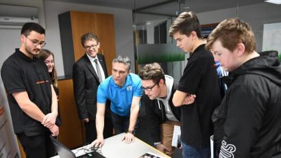 Bild: Andreas Brückmann
Über die Ausbildungsmöglichkeiten bei der Volksbank-Raiffeisenbank informieren bei der Bewerber-Nacht unter anderem Personalchef Mario Gebhardt (blaues T-Shirt) und Vorstand Andreas Reindl (links daneben).