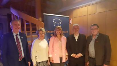 Bild: exb
Wie müssen Geschäftsleute mit den Kassenbon-Vorgaben umgehen? Andrea Seitz (Mitte) von den Unternehmerfrauen im Handwerk und Kreishandwerksmeister Hans Weber (rechts) hatten die Experten (von links) Rudolf Kettel, Gerlinde Wanke und Heiko Priester eingeladen.