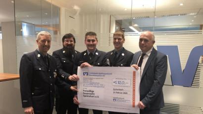 Bild: do
Mit 5.820 Euro erreichte die Spendenaktion der Freiwilligen Feuerwehr Speinshart auf der Crowdfunding-Plattform der Volksbank Raiffeisenbank Nordoberpfalz ein tolles Ergebnis. Bei der Übergabe des symbolischen Spendenschecks durch den Eschenbacher Geschäftsstellenleiter Richard Götz (re) freuten sich FFW-Vorstand Stefan Schedl, Adjutant Andreas Stadler, 2. Vorstand Wolfgang Merkl und Kommandant Christian Höllerl (von links)