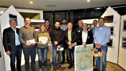 Bild: ubb
Wolfgang Wenisch (links) vom Initiaktivkreis ließ die Gewinner ihre Preise selbst aussuchen. Helmut Wolfrum, Zweigstellenleiter der Volksbank-Raiffeisenbank (Zweiter von rechts) lud die Gewinner und die Gäste nach der Preisverleihung noch zu Sekt und Häppchen ein. Platz eins holte sich Siegfried Steinkohl aus Friedenfels (Dritter von rechts).