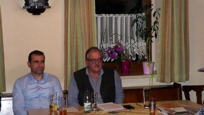 Bild: br
Johannes Schmid (stehend) stellt sich und seine Ideen als Bürgermeisterkandidat vor. Vollste Unterstützung erhält er durch (sitzend, Zweiter bis Vierter von rechts) Bürgermeister Gerhard Löckler und Gemeinderat Stefan Lautner. Gemeinderatskandidat Andreas Lehner erhält bei der Versammlung als frischgebackene Landwirtschaftsmeister Glückwünsche.