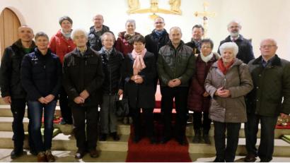 Bild: ohr
Pfarrer Heinrich Rosner (hinten rechts) zelebrierte in der St.- Barbara-Kirche Stulln einen Dankgottesdienst für Ehepaare aus der Pfarreiengemeinschaft Schwarzenfeld/Stulln.
