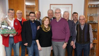 Bild: bkr
Die Gratulanten gaben sich am Mittwoch bei Josef Hecht (vorne rechts, mit Ehefrau Anneliese) die Türklinke in die Hand: (von links) Alois Emerig, Siegfried Jaschke, Thomas Kaufmann, Matthias Melzner, Eberhard Besold, Josef Prechtl, Reiner Raps und Alois Schmid.