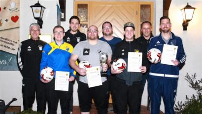 Bild: njn
Die Spielführer der teilnehmenden Mannschaften mit den Organisatoren des Kreinzl-Cups, Spielleiter Reinhold Kastner (links), David Frischholz (Dritter von links) und Stefan Klamt (Zweiter von rechts).