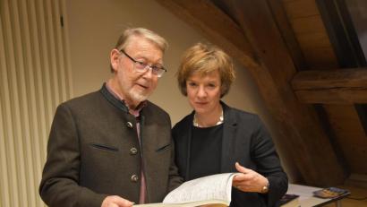 Bild: Johanna Härtl/exb
Susanne Neumann beim Vortrag im Maurussaal zusammen mit dem Initiator der Reihe "Stiftländer im Ausland erzählen", Ludwig Spreitzer.