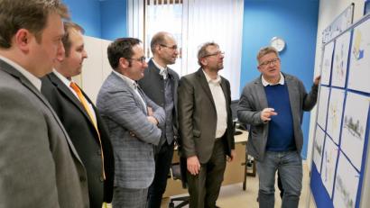 Bild: exb
Schulleiter German Helgert stellte Hermann Schraml, Ely Eibisch, Tobias Gotthardt, Dominik Kugler und Markus Lehner (von rechts) die Planungen für die neue Realschule vor.