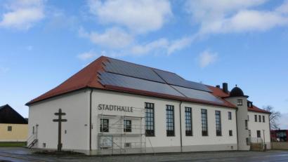 Bild: kgg
Der Schriftzug "Stadthalle" an der früheren Städtischen Turnhalle an der Egerer Straße in Waldsassen ist am Dienstag montiert worden.