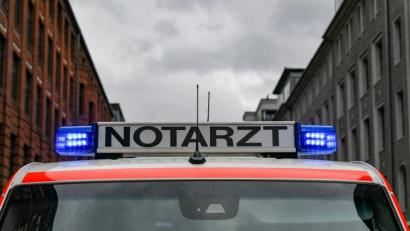 Bild: Jens Kalaene/dpa
Im Landkreis Cham fanden die Rettungskräfte einen alten Mann tot in seiner Wohnung.