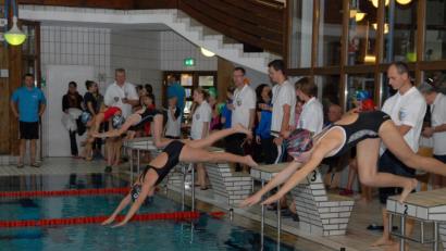 Bild: gb
Im Tirschenreuther Hallenbad am Stiftland-Gymnasium werden am Sonntag die Oberpfälzer Mehrkampfmeisterschaften ausgetragen. Neun Vereine schicken 157 Teilnehmer an den Start, der gastgebende Tirschenreuther Schwimm-Club ist mit 24 Aktiven vertreten.