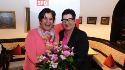 Bild: usc
Temperamentvoll forderte die Bundesvorsitzende der Arbeitsgemeinschaft sozialdemokratischer Frauen, Maria Noichl (links), Gleichberechtigung von Mann und Frau. OB-Kandidatin Birgit Fruth (rechts) dankte ihr mit Blumen für ihren engagierten Vortrag.