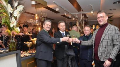 Bild: dob
"Ich lebe nun meinen Traum", versicherte Christian Frischholz (rechts) am Samstag ganz gerührt, als er sehr vielen Gästen sein Geschäft "Freiraum" präsentierte. Ein Hoch auf eine erfolgreiche Zeit wünschten Dekan Alexander Hösl, Stadtpfarrer Dieter Schinke und Bürgermeister Andreas Wutzlhofer (von rechts) dem Geschäftsinhaber beim Prosit.