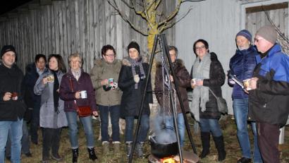 Bild: soj
CSU-Vorsitzender Wolfgang Söllner (links) servierte den Mitgliedern der Frauen-Union am offenen Feuer die Feuerzangenbowle. FU-Vorsitzende Petra Becher (Fünfte von links) bedankte sich für die Spende.