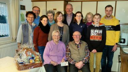 Bild: bsc
Bei guter Gesundheit feierte Sigmund Härtl (vorne rechts) seinen 85. Geburtstag. Ein Gruppenbild zusammen mit Ehefrau Maria (vorne links), seinen Kindern mit ihren Familien, Bürgermeister Gottfried Härtl (hinten Mitte) sowie Vertretern von BRK und Seniorenvereinigung durfte nicht fehlen.