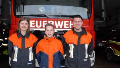 Bild: pop
Das neue Führungstrio der Schmidmühlener Feuerwehrjugend mit (von links) Jugendleiterin Anna Manglberger, dem neugewählten Jugendsprecher Louis Birner und Jugendleiter Julian Decker.