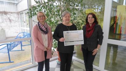 Bild: jzk
Ilse Brandl (Mitte) bedankte sich bei Rektorin Christine Wiesend (links) und Damaris Bergemann (rechts) für die Spende zugunsten des Kinderheimes in Shillong.