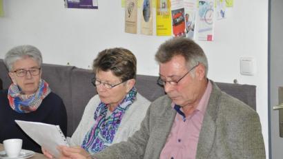 Bild: ak
Vorsitzender Herbert Brilla (rechts) las eine umfangreiche Liste mit Aktivitäten der Schlaganfallselbsthilfegruppe Speichersdorf vor.
