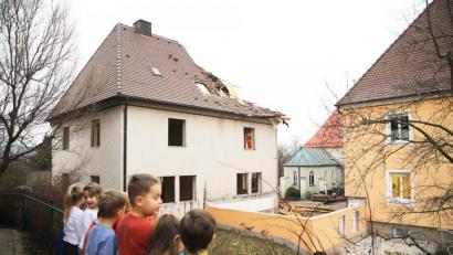 Bild: JOCHEN NEUMANN 
ERBENDORF
Den Abbruch des Schwesternhauses beim katholischen Pfarrhof können die Kinder des St. Elisabeth-Kindergartens aus nächster Nähe verfolgen..