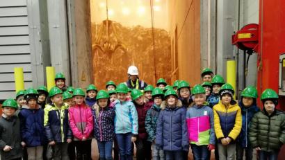 Bild: exb/Sigrid Reger-Scharf
Die Schüler der Klassen 3a und 3b schauten sich in der Müllverbrennungsanlage in Schwandorf um.