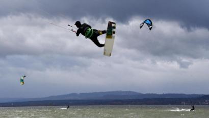 Bild: Ursula Düren/dpa
Kitesurfer fliegen während des Sturmtiefs "Sabine" über den wellenreichen Ammersee.