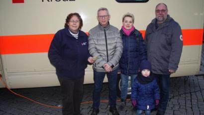 Bild: wro
Petra (links) und Richard Meierl (rechts) bedankten sich bei Tino Kaiser und Carmen Kirchner (im Bild mit Tochter Constanze) für die Spende von 300 Euro.