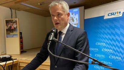 Bild: Eichl
Bürgermeister Thomas Meiler erläutert in der Auftaktveranstaltung der CSU seine Vorstellungen für die kommenden sechs Jahre.
