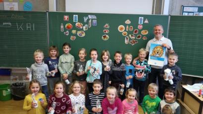Bild: exb/Corinna Böhm
Ddie Klasse 1a der Grundschule Plößberg mit Zahnarzt Frank Kiener.