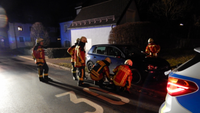Bild: mde
Mit technischen Gerätschaften unterstützen die Kräfte der Freiw. Feuerwehr Kemnath auf Anforderung der Polizei bei der Pkw-Bergung.