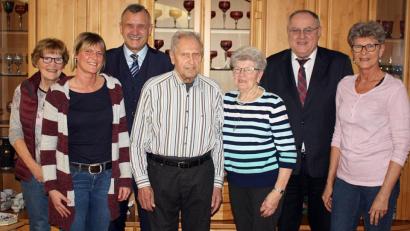 Bild: R. Kreuzer
Dem Jubilar Kral Prößl (Mitte) gratulieren (von links) Brigitte Frömmer, Enkelin Nicole Hartwig, Hans-Jürgen Gmeiner, Maria Prößl, Lothar Höher und Silvia Hartwig.