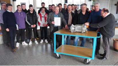 Bild: Bühner
Firmenchef Wolfgang Pröls vom Autohaus Pröls in Vohenstrauß (Zweiter von rechts) übergibt an Schulleiter Josef Weilhammer Elektromotor und Elektrogetriebe. Mit dabei
auch die Fachlehrer (von links) Fritz Herrmann, Jürgen Lehner und Abteilungsleiter Alois Lautenschlager.