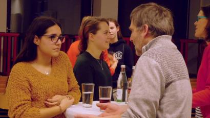 Bild: exb
Das „Job Shadowing“-Projekt am JAS-Gymnasium Nabburg dient vor allem dem ersten Kennenlernen eines Berufsfelds. Bei der diesjährigen Auftaktveranstaltung stellten sich die Schüler kurz vor und formulierten ihre Erwartungen, während ihre Mentoren gleich erste Einblicke in ihre Berufspraxis gaben.