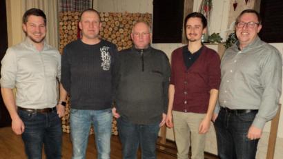 Bild: ksi
Vorsitzender Christian Seeber ist mit der Arbeit des Vereins zufrieden. Unser Bild zeigt von links stellvertretenden Bürgermeister Peter Neumeier, den neuen zweiten Vorsitzenden Hans Weinfurtner, Vorsitzenden Christian Seeber, Schriftführer Michael Bauer und Roland Hintermeier.