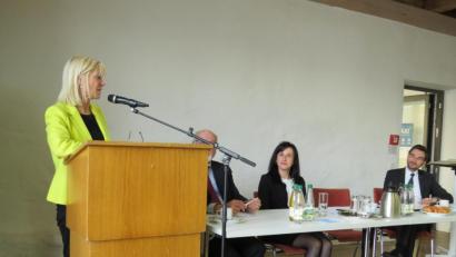 Bild: adj
Staatsministerin Carolina Trautner spricht vor den Senioren im Steinstadl in Parkstein.