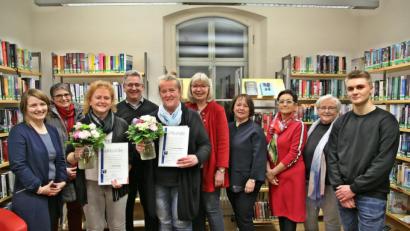 Bild: bph
Für ihr zehnjähriges ehrenamtliches Engagement in der Pfarrbücherei Nabburg wurden Edith Wilhelm (Dritte von links) und Christine Wilhelm (Fünfte von links) von der Leiterin der Diözesanstellen, Christina Schnödt (links), mit Urkunden und silberner Ehrennadel des St. Michaelsbundes geehrt. Elfriede Jauernig, die Leiterin der Bücherei, (Fünfte von rechts), unterstrich ihre Glückwünsche mit Blumen. Im Namen der Kirchenverwaltung, der Trägerin der Bücherei, gratulierte Pfarrer Hannes Lorenz (Vierter von links) zur Auszeichnung und dankte dem gesamten Team für die ehrenamtliche Arbeit.