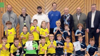 Bild: Wolfgang Steinbacher
Der Gesamtsieger bei der Amberger Fußball-Stadtmeisterschaft der G-Junioren wurde die SG Hahnbach (links), Stadtmeister der SV Raigering I. Oberbürgermeister Michael Cerny (rechts) und Norbert Fischer, Vorsitzender des Stadtverbandes für Sport (Zweiter von rechts), gratulierten.