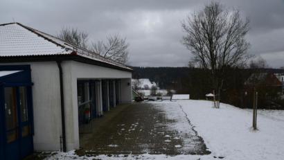 Bild: bey
Im Winter kaum nachzuvollziehen: Die Terrasse an der Südseite der Kindertagesstätte St. Elisabeth ist ohne Schutz gegen Sonneneinstrahlung. Ein Sonnensegel soll im kommenden Sommer für Abhilfe schaffen. Die Stadt Pleystein wird sich daran beteiligen.