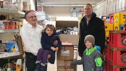 Bild: rgr
Kolpling-Vorsitzender Andreas Greiner (rechts) bedankt sich bei Gerhard Pappenberger (links), bei dem die Sammelstelle der Schuhe und Handys war.