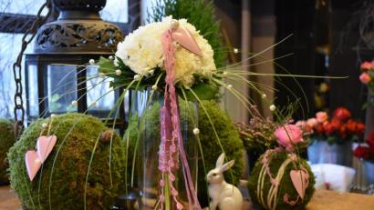 Bild: lue
Ein Nelkenstrauß zum Valentinstag aus der Blumenwerkstatt von Charly Beer. Perlen, rosa Stoffbänder und Herzen runden das Geschenk für den Tag der Verliebten ab.