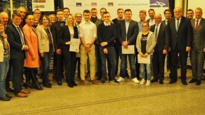 Bild: Bühner
Preisträger und Ehrengäste bei der Verleihung der Staats-, Stadt-, IHK-, Kreishandwerkerschafts- und Abgeordnetenpreise.