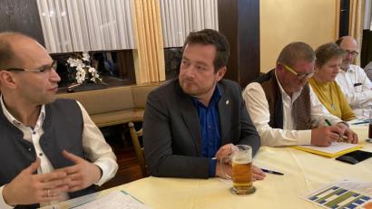 Bild: eig
Im Gespräch mit MdB Uli Grötsch (Zweiter von links): der stellvertretende Bezirkspräsident des BBV, Ely Eibisch, der Neustädter Kreisobmann Josef Fütterer, die Tirschenreuther Kreisbäuerin Irmgard Zintl und der stellvertretende Neustädter Kreisobmann Karl Bäumler (von links).