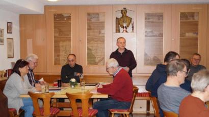 Bild: du
Die Sängergruppe Weiden blickt bei ihrer Tagung in Schirmitz auf eine erfolgreiche Saison 2019 zurück. Gruppenvorsitzender Gerhard Huber (stehend) stellt das Chorfest "Weiden singt" als größtes Ereignis heraus.
