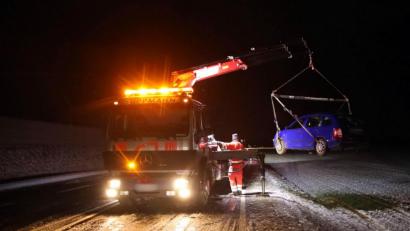 Bild: Alexander Auer
Ein Auto wird von einem Abschleppfahrzeug angehoben, nachdem es von der glatten Straße abkam. Foto: Alexander Auer/dpa