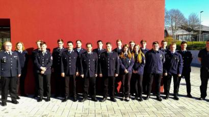 Bild: Johannes Werner/exb
Die erfolgreichen Teilnehmer mit den Ausbildern und Vertretern der Feuerwehr (von links): Kreisbrandmeister Roland Frank, Ausbilderin und Prüferin Tanja Scheck, die Teilnehmer aus Großkonreuth (2), Mähring (1) und Tirschenreuth (14) sowie der stellvertretende Kommandant der Tirschenreuther Wehr, Thomas Sladky.